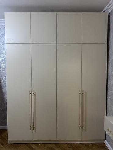 Minimalist dizaynda 4 qapılı paltar dolabı - Rəng: açıq bej, mat səth
