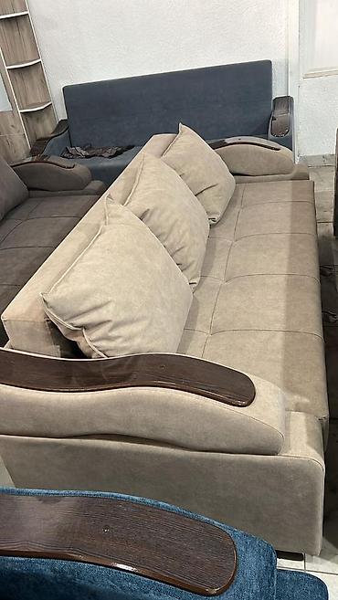 sofa: Прямой диван с подлокотниками под дерево и объемными подушками длина — 3