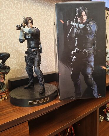 Əntiq saatlar: Resident Evil oyun seriyasından Leon S. Kennedy personajının fiquru
