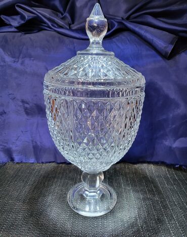 Činije: Bombonijera,pehar, kristal rucna obrada 70,80te. Pehar je — 1