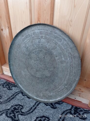 Sinilər: Naxışlı bəzəkləri olan metal ( mis ) məcməyi. səthi naxışlarla lalafo.az -da Sinilər: Naxışlı bəzəkləri olan metal ( mis ) məcməyi. səthi naxışlarla