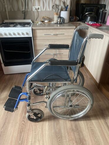 Инвалидные коляски: Продаётся инвалидная коляска 
Производство Италия 
Состояние хорошая !