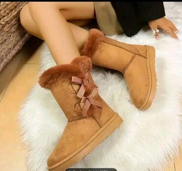 Čizme: Cizmice 
37-42 brojevi
cena 2950 din — 4