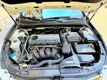 07 2010: Hyundai Sonata: 2.4 l | 2010 il Sedan — 10