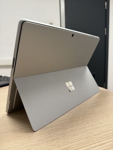 Digər planşetlər: Microsoft Surface Pro 9 planşet-noutbuk hibridi + Type Cover — 10