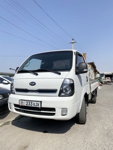 евро камаз 1: Белый грузовой автомобиль Kia Bongo III с платформой для перевозки