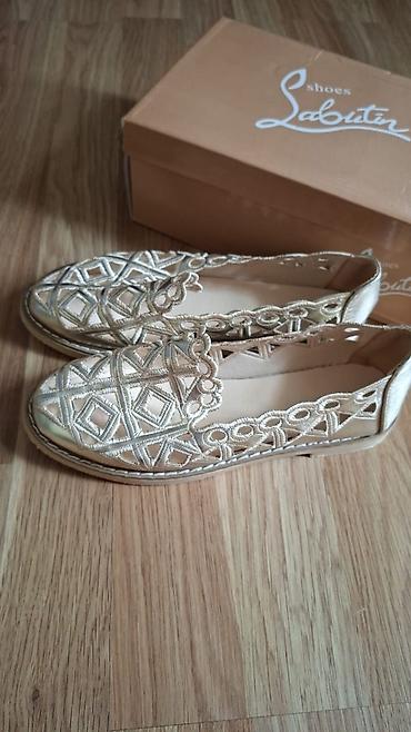 ailə qurmaq: Qızılı rəngdə qadın loaferləri - Model: AILLY brendli, açıq işıqda — 1