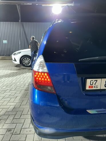 машина за 5000 долларов: Синий хэтчбек Honda Fit с тонированными задними стеклами и задними