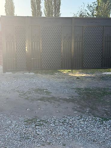 Распашные ворота: Металлические ворота с декоративными элементами и секциями — 24