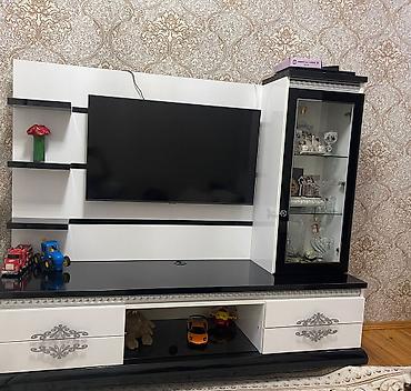 TV stendi və vitrinli divar modulu - Rəng: ağ-qara, dekorativ gümüş