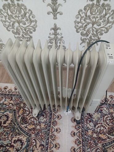 самые экономичные обогреватели: Масляный обогреватель Scarlett, Кол-во секций: 10 и более, Отключение при перегреве, Отключение при падении, Встроенный вентилятор