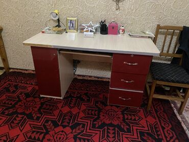 станок мебель: Продается компьютерный стол в хорошем состоянии, цена 3000 сом