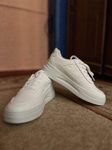 обувь белая: Продам белые кроссовки 35 размера. Абсолютно новые, ни разу не