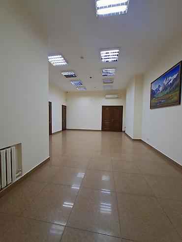 конференц: Сдаю Офис целиком: 300 м², В жилом комплексе, С ремонтом, Первая линия, С отдельным входом, С отдельным санузлом — 4