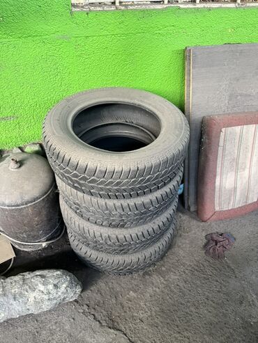 новые зимние шины: Автомобильная шина с маркировкой 175/65 R14 82T, подходящая для