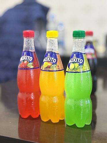 клубника ягоды: Газированного напитка Moxito в ассортименте вкусов. Представлены — 1