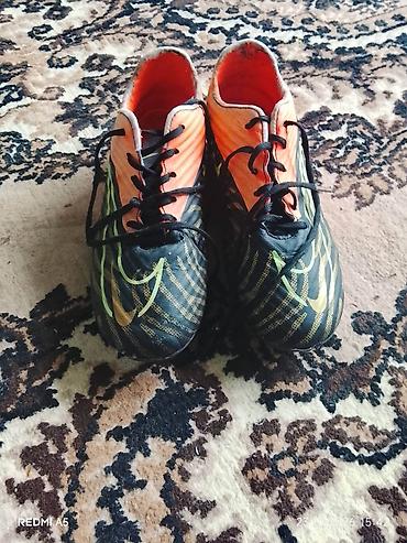 sari toplar: Butslar Nike, İşlənmiş — 2