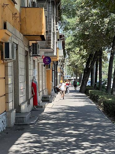 пгт манас: Сдается торговое помещение 75м2 2 зала, 2 подсобных помещения, 1 — 2