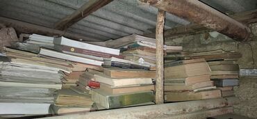 stolustu kitab: Müxtəlif mövzulu və janrlı kitablardan ibarət geniş kolleksiya təqdim