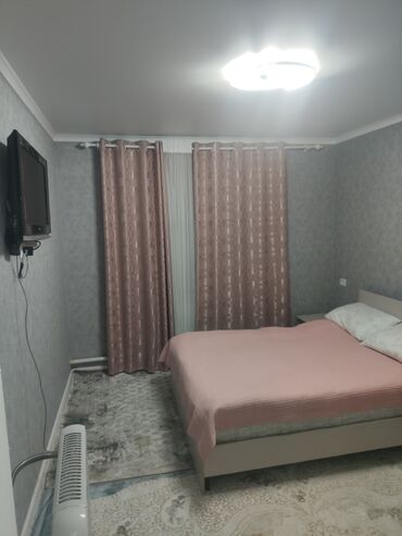Үйлөрдү күнүмдүк ижарага берүү: 70 кв. м, 3 бөлмө, Брондолгон эшиктер