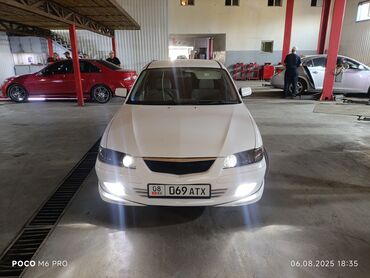 антена на авто: Белый седан с четырьмя дверями, оснащенный литыми дисками и задним