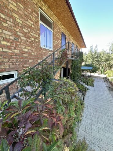 продается жилой дом с большим участкам в село кунтуу: Гостевой дом с отдельными номерами Описание объекта: - Кирпичное