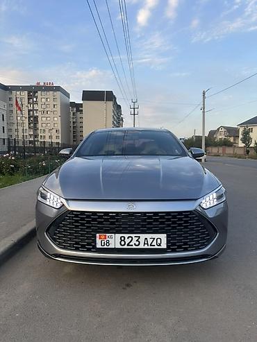 aion v plus: BYD Qin: 2023 г., 1.5 л, Гибрид, Седан — 5