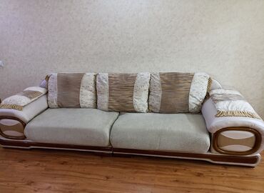 диван с подушками: Прямой диван, цвет - Бежевый, Б/у