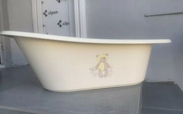 Кухонные краны: Krem rəngli uşaq vannası. Bu vanna körpələr üçün nəzərdə tutulmuşdur