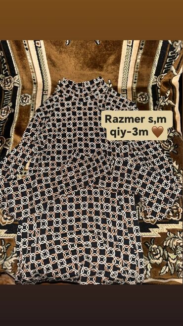 Digər qadın geyimləri: Dairəvi həndəsi naxışlı qara rəngli qadın bluzası. Bu bluza gündəlik
