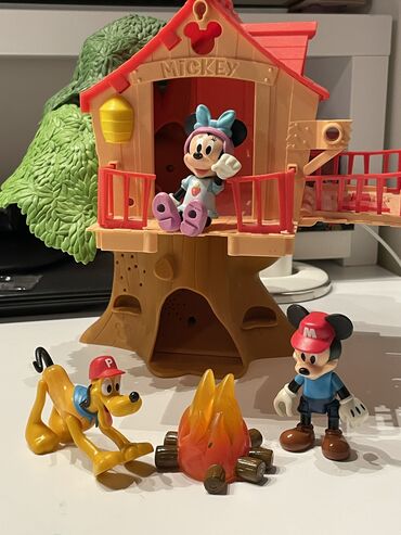 igracke za decu: Mickey Mouse kucica na drvetu sa figuricama ( Mickey, Minie, Pluton)