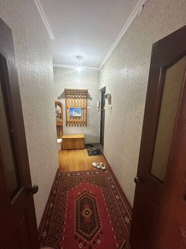 срочно продаётся 1 комнатная квартира в районе ошского рынка по улице кенсуйская: 1 бөлмө, 36 кв. м, 106-серия, 3 кабат, Евроремонт