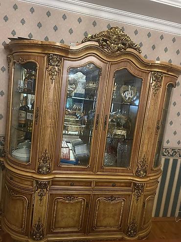 çalışma masa: Qonaq otağı üçün klassik üslubda mebel dəsti təqdim olunur. Dəstə — 2