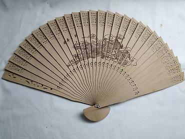 Ostali aksesoari: Lepeza drvena 21-22 cm. polovna.Cena za kom — 1