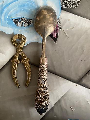 Süfrə ləvazimatları: Gümüşü qaşıq – dekorativ oyma qulplu - Material: metal gövdə, ağır və — 1