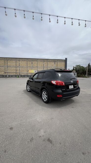 Bu, qara rəngli, 2007-ci il model "Hyundai Santa Fe" SUV