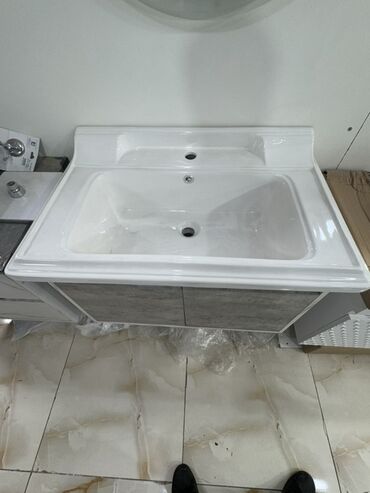 Çanaq üçün kranlar: Ağ rəngli keramika lavabo, iki deşikli dizaynı ilə təchiz olunmuşdur