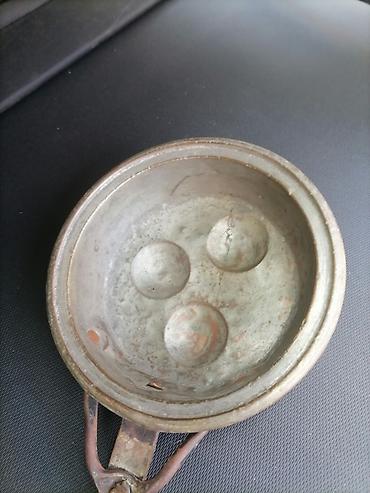 metalac posude za kafu i secer: Stara metalna tava za poširanje jaja (3 ležišta) - Materijal: metal — 8