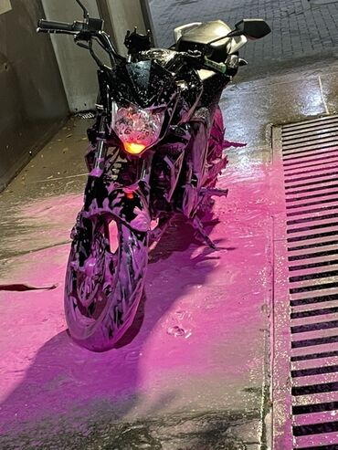 купить мотоцыкл бу: Мотоцикл-нейкед, черный, класс «street». Агрессивный дизайн с острыми