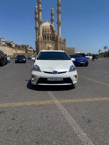 Toyota: Toyota Prius: 1.8 l | 2015 il Hetçbek
