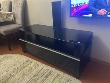 künc rəf: İşlənmiş, Düz TV altlığı, Polkalı, Şüşəli