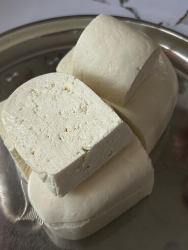 Qatıq: Təbii süd məhsulları - Kənd pendiri: Ağ rəngli, kəsikdə sıx və