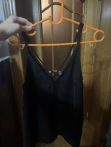 sortlar: Qara atlaz effekti olan qadın top - Model: V-yaxa, nazik qayışlı — 2
