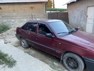 фары на нексию 2: Автомобиль Daewoo Nexia красного цвета, четырехдверный седан. Оснащен
