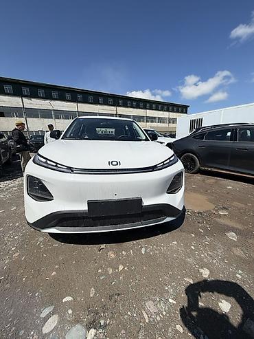 Другой электротранспорт: Электромобиль кроссовер (белый), современный дизайн с узкими ДХО и — 1