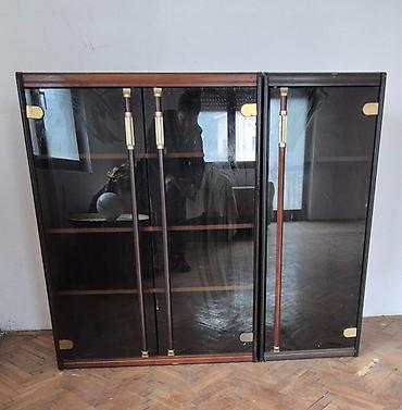 lavabo sa ormaricem forma ideale cena: VITRINA U dva dela, crne boje, sa staklenim vratancima: - jedan — 1