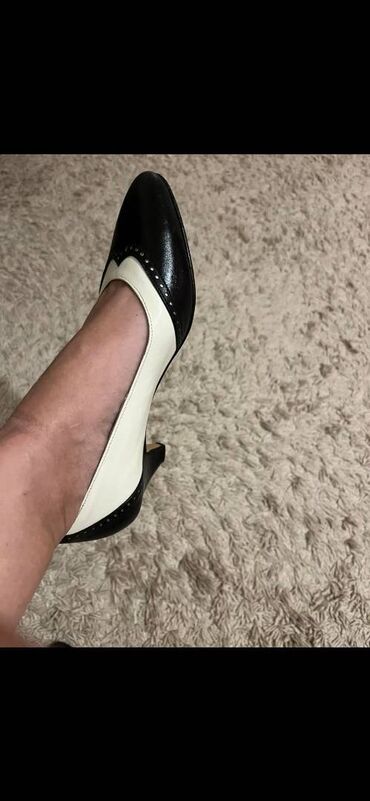 sivo odelo i braon cipele: Pumps, 39