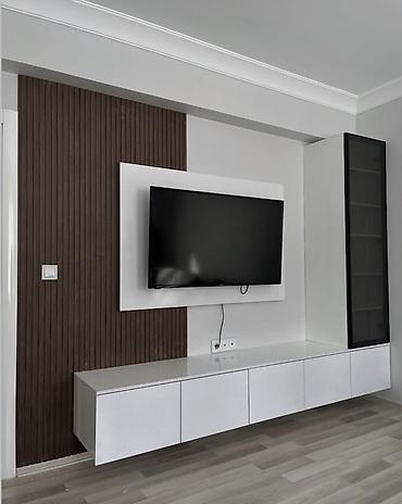 tv altı: Modern TV stendi və divar modulu - Minimalist dizayn: ağ rəngli, asma — 1