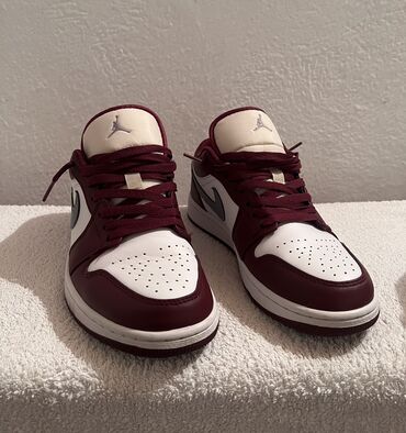 обувь для спорта: Продаю кроссовки Nike Jordan Размер 42 Состояние отличное, брал в