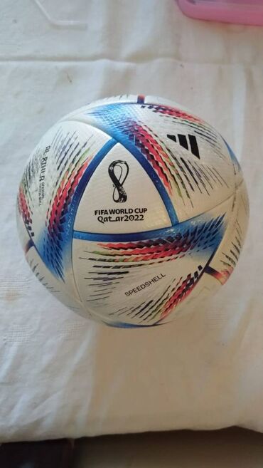 futbol butsisi: Adidas Al rihla original futbol topu. Az islenib teze kimidir